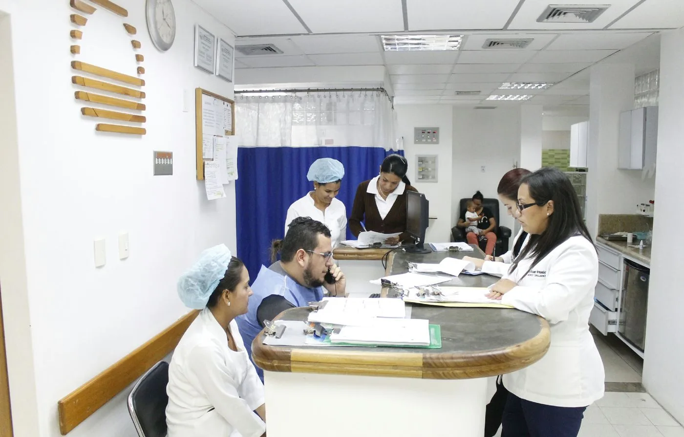 Recepción de emergencia con personal atendiendo